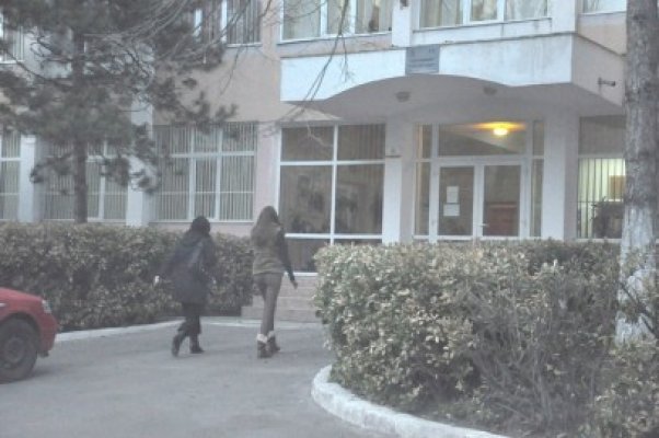 Grupul părinţilor isterici de la Călinescu a luat cu asalt şi Inspectoratul Şcolar